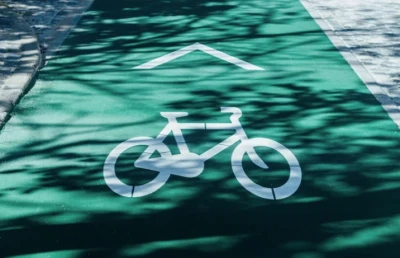 Verbesserte Sicherheit auf dem Geh- und Radweg am Adenauerring zwischen Fu&szlig;ballstadion und Willy-Brandt-Allee